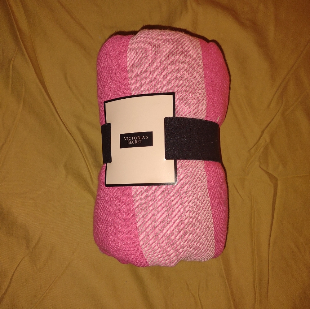 BUNDLE DEAL!!! Victorias Secret Limited Edition 2015 & 2017 Beach Blankets - Picture 7 of 14